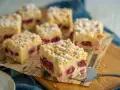 Saftiger Kuchen mit Kornelkirschen und Streuseln, perfekt für Kornelkirsche Rezepte.
