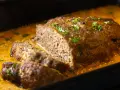 Saftiger Hackbraten mit cremiger Sauce, garniert mit Petersilie. Ein köstliches Hackbraten Rezept, das jeden begeistert.