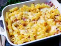 Herzhaftes Nudel Schinken Gratin mit geschmolzenem Käse, frisch aus dem Ofen. Perfekt für kalte Tage!