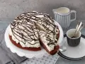 Eine köstliche Schoko Stracciatella Torte mit viel Sahne und Schokoladenraspeln, bereit zum Genießen.