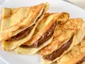 Drei gefaltete Crêpes mit Schokoladencreme, ein einfaches und leckeres Crepes Rezept für jeden Anlass.