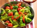 Buntes Gemüse aus Brokkoli, Tomaten und Paprika in einer Pfanne, perfekt für ein schnelles und gesundes Rezept.