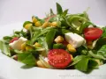 Ein frischer Feldsalat mit Mais, Kirschtomaten und Feta – ein einfaches und leckeres Feldsalat Rezept für jeden Tag.