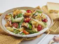 Ein köstlicher Brotsalat mit Spargel, Tomaten und Parmesan. Dieses Brotsalat Rezept ist perfekt für den Sommer.
