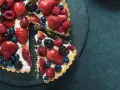 Ein köstlicher Obstkuchen mit frischen Erdbeeren, Himbeeren, Blaubeeren und Brombeeren. Ein tolles Rezept für den Sommer!