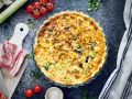 Herzhafte Lauch-Quiche mit Speck und Kräutern, eine köstliche Idee für Lauch Rezepte.