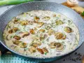 Cremige Champignon-Pfanne, ein köstliches Gericht, das Lust auf mehr Champignons Rezepte macht. Mit frischer Petersilie garniert.