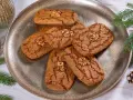 Aachener Printen Rezept: Köstliche, nussgekrönte Printen auf einem silbernen Teller, umgeben von Tannenzweigen und Zapfen. Perfekt für die Weihnachtszeit.