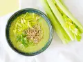 Grüne Suppe mit Sellerie, Sonnenblumenkernen und Frühlingszwiebeln. Perfekt für leichte Staudensellerie Rezepte.