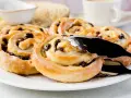 Leckere Rosinenschnecken, frisch gebacken und glasiert. Ein tolles Rosinenschnecken Rezept für den Kaffeetisch.