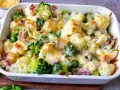 Ein köstlicher Blumenkohlauflauf mit Brokkoli und Schinken, überbacken mit geschmolzenem Käse.