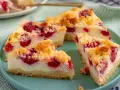 Himbeerkuchen: einfach, aber extrem lecker. Saftige Himbeeren treffen auf cremigen Käsekuchen mit knuspriger Streuselhaube.