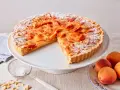 Saftige Aprikosen bedecken diesen köstlichen Kuchen. Ein tolles Aprikosentarte Rezept für den Sommer.