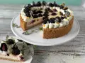 Eine köstliche Brombeertorte, verziert mit Sahnetuffs und frischen Brombeeren. Dieses Brombeertorte Rezept sieht zum Anbeißen aus!