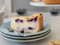 Ein Stück cremiger Blaubeerkuchen mit Streuseln, perfekt für ein Blaubeerkuchen Rezept.