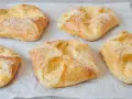 Goldbraune Quarktaschen, mit Puderzucker bestäubt, sehen aus wie ein köstliches Quarktaschen Rezept.