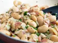 Herzhaftes dicke bohnen rezept mit Speck und Zwiebeln, garniert mit frischem Schnittlauch. Ein Klassiker, der immer schmeckt.