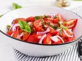 Frischer Tomatensalat mit roten Zwiebeln und Basilikum. Ein einfaches und leckeres tomatensalat rezept für den Sommer.