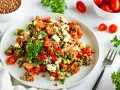 Ein köstlicher Linsensalat mit Tomaten und Feta, perfekt für ein leichtes Mittagessen. Dieses Linsensalat Rezept ist einfach und schnell zubereitet.