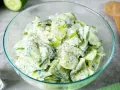 Frischer Gurkensalat mit cremigem Dressing und Dill, garniert mit Pfeffer. Ein leichter Genuss!