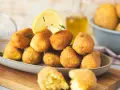 Goldbraune, knusprige Kroketten, frisch zubereitet, mit Zitrone und Kräutern garniert. Perfekt zum Selbermachen!