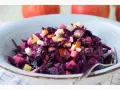 Schüssel mit leckerem rotkohl salat und Apfelstücken. Ein Klassiker, der immer schmeckt.