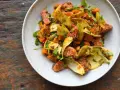 Bunter Linsensalat mit Feigen, Karotten und Fenchel. Ein köstliches Beispiel für kreative Linsen Rezepte, garniert mit frischer Petersilie.