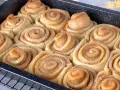 Frisch gebackene Zimtschnecken in einer Backform, goldbraun und duftend.
