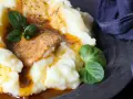 Cremiger Kartoffelbrei mit einer würzigen Sauce und frischen Kräutern. Ein einfaches Kartoffelbrei Rezept, das jeder nachmachen kann.