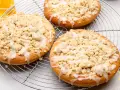 Drei runde Streusel Taler mit Zuckerguss auf einem Kuchengitter, bereit zum Genießen.