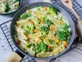 Herzhafte Maultaschen in cremiger Soße mit Brokkoli, Erbsen und Karotten. Ein leckeres Gericht, das Lust auf mehr Maultaschen Rezepte macht.