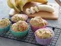 Fünf leckere Muffins ohne Zucker, gebacken mit reifen Bananen. Perfekt für einen gesunden Genuss!