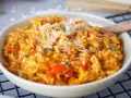 Herzhafte hackfleisch reis pfanne mit Paprika und Käse bestreut, garniert mit frischen Kräutern. Ein köstliches Gericht für jeden Tag.