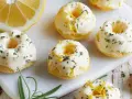 Mini Gugelhupf mit Zitronenglasur und Kräutern, perfekt für ein leichtes Dessert. Ein tolles mini gugelhupf rezept!