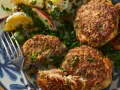 Goldbraune Fleischpflanzerl mit Kartoffelsalat und frischen Kräutern. Ein leckeres Fleischpflanzerl Rezept für Genießer.