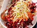 Bunter Rote Bete Salat mit geraspelten Karotten und Apfel, bestreut mit Sonnenblumenkernen und Leinsamen.