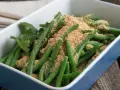 Frische grüne Bohnen mit knuspriger Bröselkruste, ein einfaches und leckeres stangenbohnen rezept.