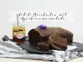 Schokoladen-Bierkuchen mit Aprikosenmarmelade, ein saftiger Kuchen, der mit Schokolade überzogen ist und mit Marmelade serviert wird.
