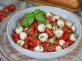 Tomate Mozzarella Salat mit frischem Basilikum und einem leichten Dressing. Perfekt als leichte Mahlzeit.