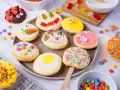 Bunte mini Amerikaner mit lustigen Gesichtern, Marienkäfer und Karotte. Ein süßer Genuss für Groß und Klein.