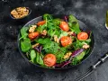 Frischer Mangoldsalat mit Kirschtomaten und Walnüssen, bereit zum Genießen.