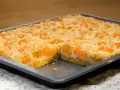 Ein saftiger Quark Streuselkuchen mit Aprikosen, frisch aus dem Ofen.