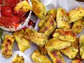 Knusprige Zucchini-Sticks aus dem Ofen, perfekt für schnelle zucchini rezepte. Dazu eine würzige Tomatensauce.