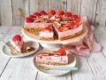Eine köstliche Yogurette Torte mit frischen Erdbeeren und Schokostückchen, bereit zum Genießen.