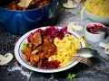 Herzhaftes Rehgulasch mit Spätzle, Rotkohl und Preiselbeeren. Ein köstliches rehgulasch rezept für Genießer.