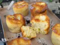 Saftige Apfelmuffins, perfekt für ein schnelles apfelmuffins rezept. Einer ist aufgeschnitten und zeigt die fruchtige Füllung.