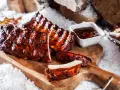 Saftige Schweinerippchen, glasiert und bereit zum Genießen. Ein tolles schweinerippchen rezept für jeden Anlass.