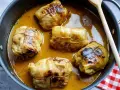 Fünf Kohlrouladen im Topf, bereit für ein köstliches Kohlrouladen Rezept.