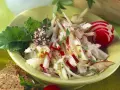 Frischer Kohlrabi Salat mit Apfel, Radieschen und Kräutern, garniert mit Sonnenblumenkernen. Ein leichter Genuss!