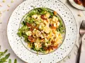 Mediterraner Salat mit Farfalle, getrockneten Tomaten, Rucola und Pinienkernen. Ein leichter Genuss!